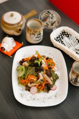 Dilimlenmiş havuç, domates, marul, turp, mantar ve baharatlı karışımı sağlıklı salata