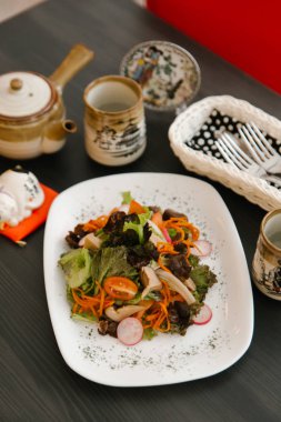 Dilimlenmiş havuç, domates, marul, turp, mantar ve baharatlı karışımı sağlıklı salata