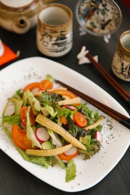 Salata, domates, Bebek Mısır, dilimlenmiş turp ve baharatlar ile Japon çanak