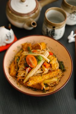 Erişte, Bebek Mısır, domates, ızgara balık ve baharatlar ile Japon geleneksel salata kasesi