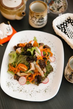 Dilimlenmiş havuç, domates, marul, turp, mantar ve baharatlı karışımı sağlıklı salata