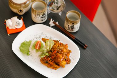 Geleneksel Japon pirinç salatası, domates ve sebze yahni ile yemek