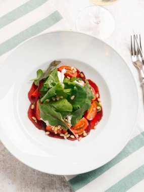  pancar salatası domates, yoğurt ve çam fıstığı üstten görünüm beyaz plaka üzerinde