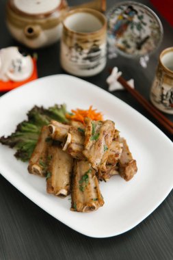 Kızarmış domuz kaburga salata ve havuç beyaz tabakta ve Chineese sopa ile servis