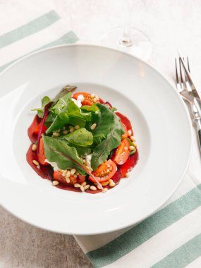 domates, yoğurt ve çam fıstığı beyaz tabakta pancar salatası