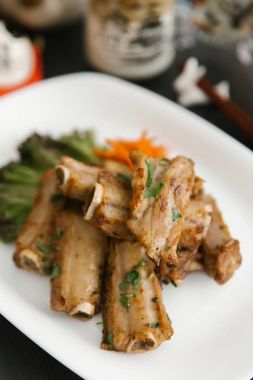 Kızarmış domuz kaburga salata ve havuç beyaz tabakta ve Chineese sopa ile servis