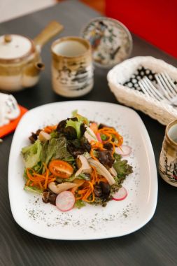 Dilimlenmiş havuç, domates, marul, turp, mantar ve baharatlı karışımı sağlıklı salata