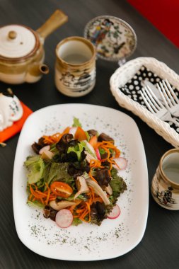 Dilimlenmiş havuç, domates, marul, turp, mantar ve baharatlı karışımı sağlıklı salata