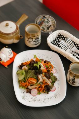 Dilimlenmiş havuç, domates, marul, turp, mantar ve baharatlı karışımı sağlıklı salata