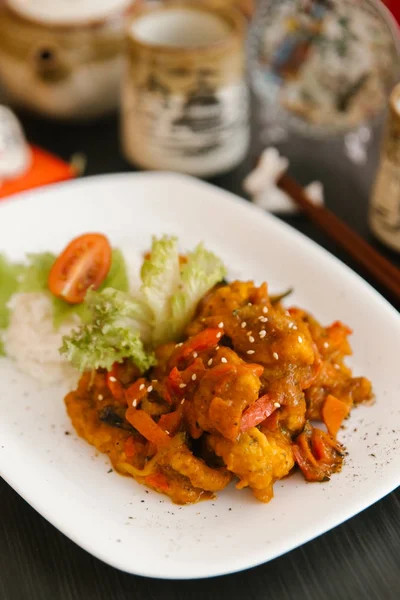 Geleneksel Japon pirinç salatası, domates ve sebze yahni ile yemek