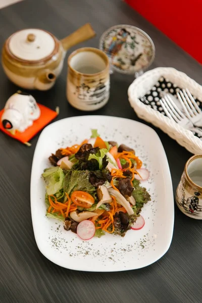 Dilimlenmiş havuç, domates, marul, turp, mantar ve baharatlı karışımı sağlıklı salata