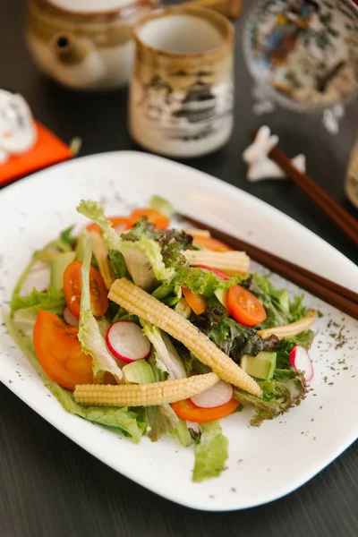 Plato Japonés Con Ensalada Tomates Maíz Bebé Rábano Rodajas Especias —  Fotos de Stock