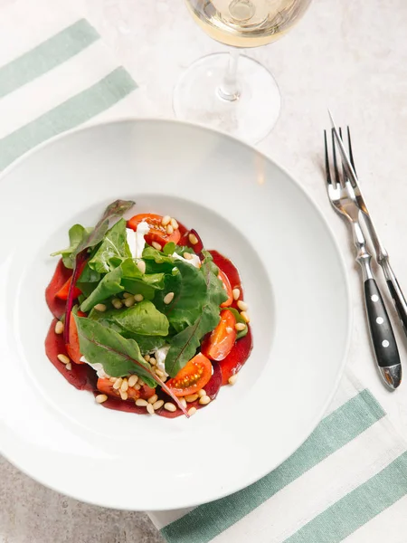 domates, yoğurt ve çam fıstığı beyaz tabakta pancar salatası