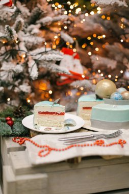 Jello ile Christmas cake ve sufle köknar ve arka plan ışığı ile parça