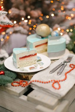 Arka plan jello ile splited Christmas cake ve köknar ve ışıklar ile sufle görünümü Kapat