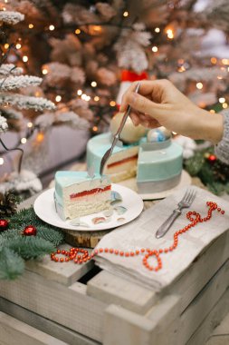 Jöle ve sufle ile el ve köknar, ışık ve arka plan üzerinde Noel dekorasyonu ile splited Noel kek