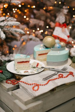 Jöle ve köknar ve arka plan ışığı ile sufle ile splited Noel kek