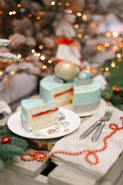 Arka plan üzerinde görüş açısı jello ile splited Christmas cake ve köknar ve ışıklar ile sufle