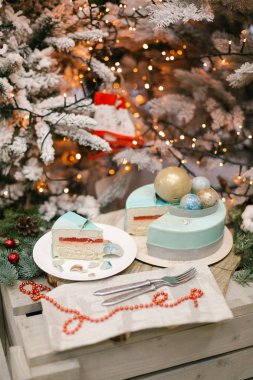 Jöle ve bulanık köknar ve arka plan ışığı ile sufle ile splited Noel kek