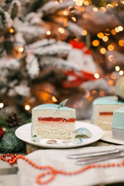 Jello ile Christmas cake ve sufle köknar ve arka plan ışığı ile parça