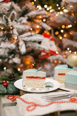 Jello ile Christmas cake ve sufle köknar ve arka plan ışığı ile parça