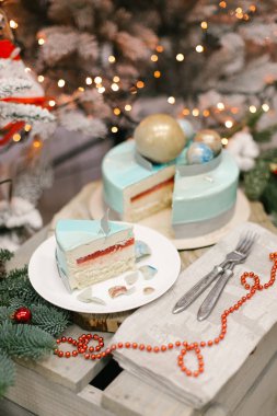 Arka plan üzerinde görüş açısı jello ile splited Christmas cake ve köknar ve ışıklar ile sufle