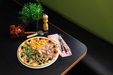 Katlanmış lezzetli geleneksel İtalyan pizza çatal üstten görünüm peçete ve ahşap yüzeyde ekici.