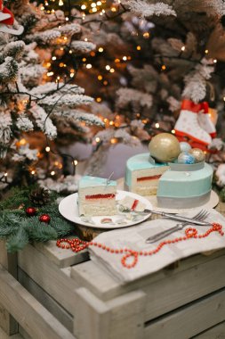 Jöle ve köknar ve arka plan ışığı ile sufle ile splited Noel kek