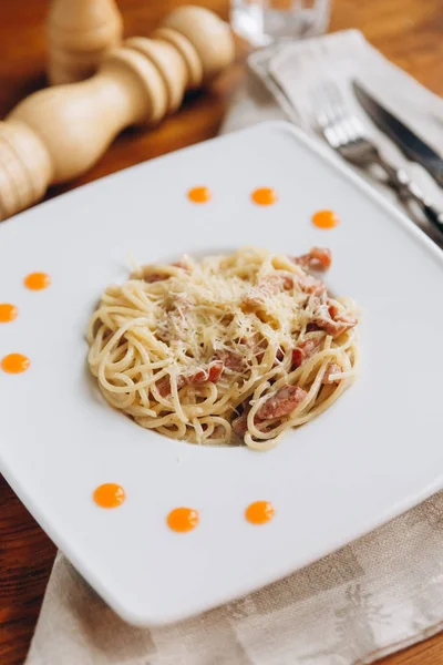 Geleneksel Talyan Makarna Carbonara Görünümü Kapat Cuttery Peçete Karabiber Değirmeni — Stok fotoğraf