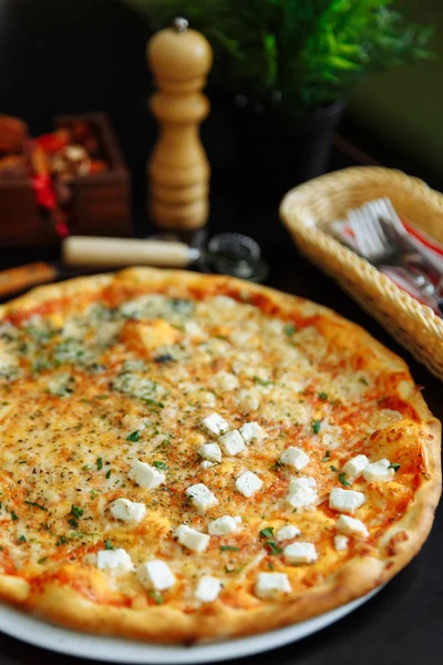 Zamknij Widok Pizza Feta Sos Pomidorowy Zioła Białym Talerzu — Zdjęcie stockowe