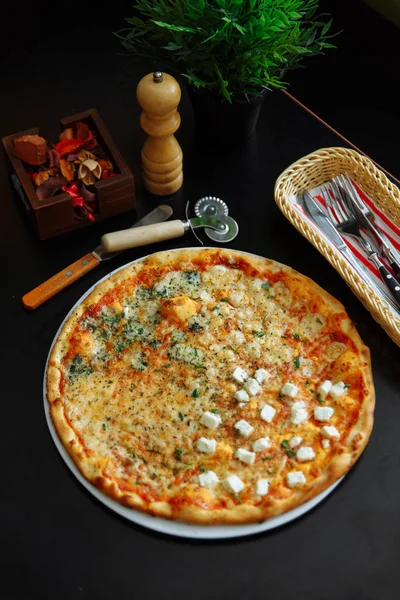 Pizza Com Feta Molho Tomate Ervas Prato Branco Servido Mesa — Fotografia de Stock