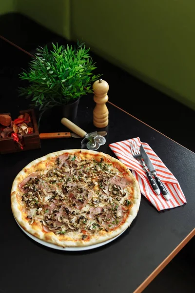 Vista Superior Deliciosa Pizza Italiana Con Jamón Setas Sabrosa Salsa — Foto de Stock
