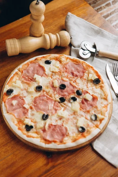 Pizza Saborosa Tábua Corte Madeira Com Talheres Guardanapo Linho — Fotografia de Stock