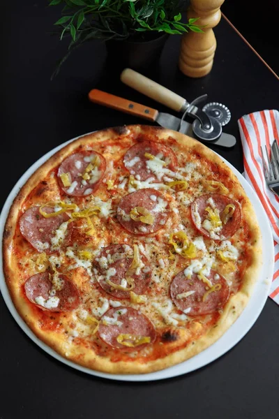 Vista Próxima Deliciosa Pizza Italiana Com Pepperoni Defumado Azeitonas Fatiadas — Fotografia de Stock