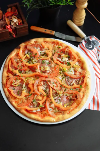 Vista Próxima Saborosa Pizza Italiana Com Pimentas Fatiadas Molho Tomate — Fotografia de Stock