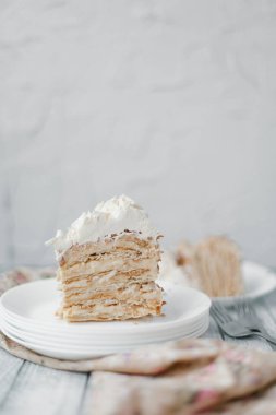 Lezzetli ev yapımı Napoleon pasta beyaz plaka ve arka plan bulanık