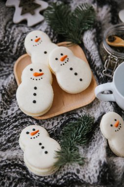Bir kardan adam, ahşap plaka, dalları ve eşarp şeklinde macarons Gıda kompozisyonu
