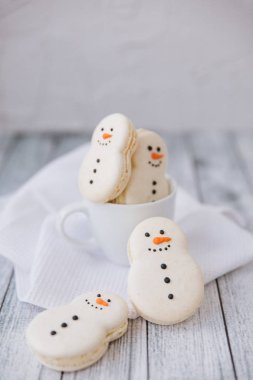 Gingerbread kardan adamlar, beyaz Kupası ve beyaz peçete Gıda kompozisyonu