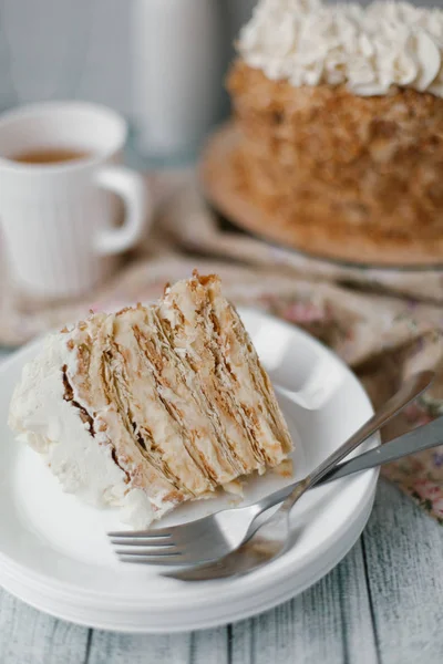 Vista Cerca Sabroso Pastel Napoleón Casero Plato Blanco Con Taza —  Fotos de Stock