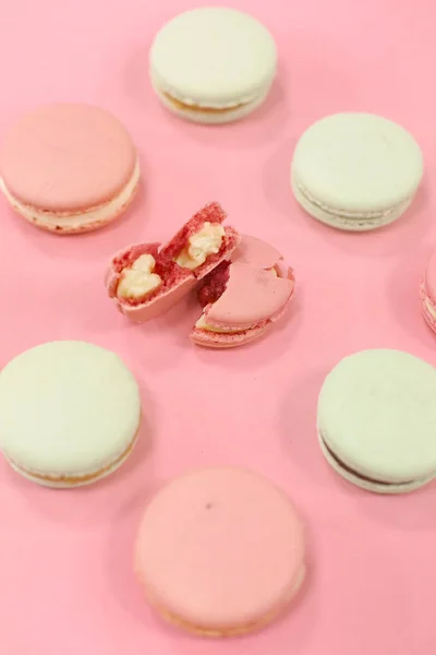 Popraskané Otvor Barevné Macarons Růžové Pozadí — Stock fotografie