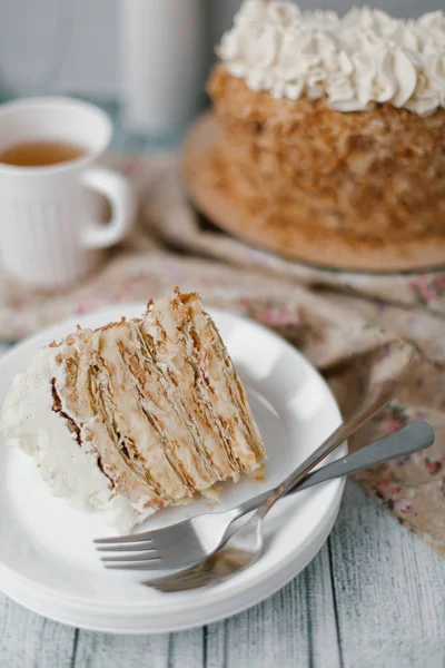 一杯の紅茶と つのフォークと白いプレートにおいしい自家製ナポレオン ケーキのクローズ アップ ビュー — ストック写真