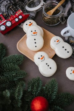 Bir kardan adam, ahşap kaplama, dalları, şeklinde macarons ile gıda kompozisyon eşarp üzerine gri kumaş