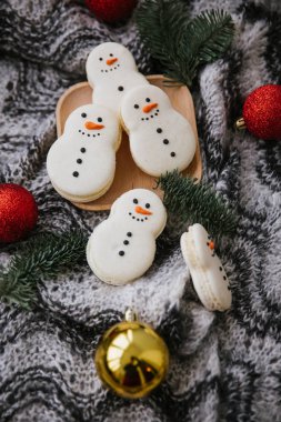 Bir kardan adam, ahşap kaplama, dalları, şeklinde macarons ile gıda kompozisyon eşarp üzerine gri kumaş