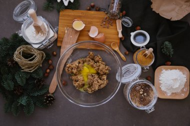 Ceviz kurabiye malzemelerle hamur Üstten Görünüm tablo