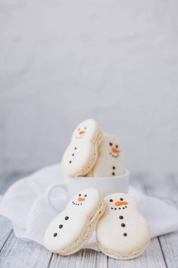 Gingerbread kardan adamlar, beyaz Kupası ve beyaz peçete Gıda kompozisyonu