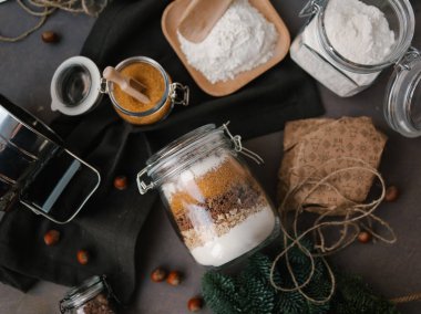 Pasta ve çam dalları, siyah peçete arka planda için malzemeler ile natürmort kompozisyon