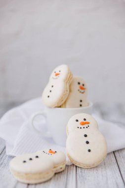 Gingerbread kardan adamlar, beyaz Kupası ve beyaz peçete Gıda kompozisyonu