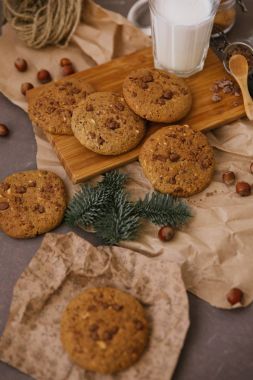 fincan kahve ve arka plan üzerinde köknar ile Kraft kağıt üzerinde ceviz kurabiye Görünümü Kapat