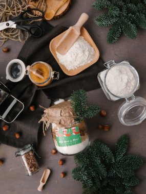 Pasta ve çam dalları, siyah peçete arka planda için malzemeler ile natürmort kompozisyon