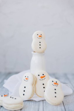 Gingerbread kardan adamlar, beyaz vazo ve beyaz peçete Gıda kompozisyonu